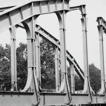 In 1986 werd er een enorme brede scheur ontdekt in deze brug, vermoedelijk ontstaan door het vele (vracht)verkeer. Renovatie bleek te duur en in 1990 werd de brug gesloopt, en vervangen door een bredere nieuwe spoorbrug