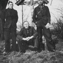 v.l.n.r. Henk Bloebaum, Frans Merckx en Wim Hermans, bij "Nuther Kruus" in 1941  Met dank aan Henk Bloebaum jr.