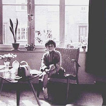 Ellen Wijers in haar woning aan de Hiltostraat in 1957