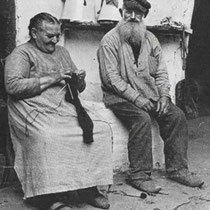 Lei Kleintjens was in 1862 in Hunnecum geboren en overleed er in 1941. Zijn vrouw Philomena Duizings kwam van Nuth en was vier jaar jonger. Ze hadden zeven kinderen. Lei Kleintjens was een zonnig figuur met veel humor.