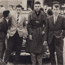 v.l.n.r. Hub Hermans, Wiel Derks, Cor Witlox, Jan Kersten op het kermisterrein 1961  Met dank aan Wiel Derks