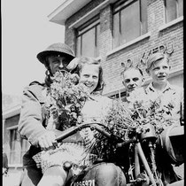 Bevrijding vieren op de motor van een Engelse militair , voor drukkerij Tillmans in de Raadhuisstraat