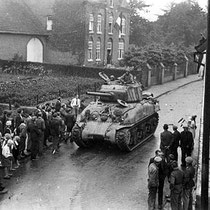 De eerste Sherman tanks van de "Blauwe Poolberen" onderdeel van de "Old Hickory" divisie komen op zaterdag , 8 september 1944 vanuit terstraten, het centum van Nuth binnen