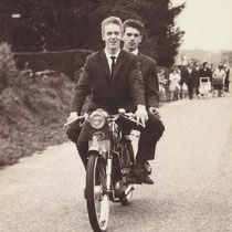 Wiel Hoogeveen uit de Barbarastraat, op zijn R.A.P. "buikschuiver" tijdens de winterkermis '61