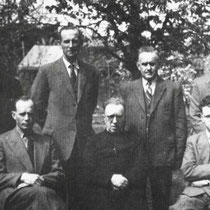 Het bestuur van de R.K. Mijnwerkersbond afd. Vaesrade  Zittend v.l.n.r. Math Habets, pastoor M. Werry, Jan Waltmans  Staand .v.l.n.r Henk Kelderman, Willen van Kesteren, Jup Lindelauf, Piet Heijnen,