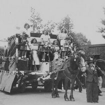 Bevrijdingsoptocht 1945  Op de wagen "meiden uit Terziepe" v.l.n.r. Annie Kersten, Fien Meijers Tiny Haagmans Sinie Sormanie en Annie Weijers  bij het paard Piet Meijers, H Dreessen en P Brassé