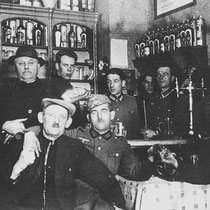 Dat het niet altijd kommer en kwel was tussen de Duitse bezetter en de Limburgse bevolking, blijkt wel uit bovenstaande foto. In café Giel Harst in de Raadhuisstraat in Nuth drinken zij gezamenlijk een borreltje en of biertje