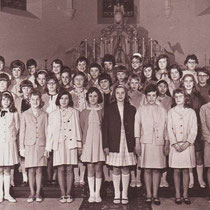 6e klas St Agnesschool 1965 - 1966   In de St Bavokerk met pasen 1966   Annie Beijnsberger, Anita Bertrand, Han Bertrand, José Bertrand, Paula Bertrand, Rosé Bertrand,  Nini Boesten, Yvonne Broeders, Angele Brouns, Mia Brouns, Paula Buijsers