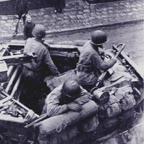 Sherman tanks "rollen" de Kerkstraat af.