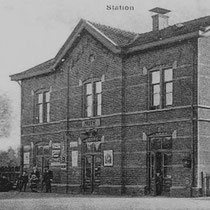 De eerste stationschef van Nuth is de belg Willem Guffens, hij woonde met zijn gezin 15 jaar boven de "statie"  In 1911 werd hij opgevolgd door de Maastrichtenaar Eli Dubois. In 1916 komt de Groninger Jacob Jonker boven het station wonen  
