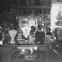 De familie in hun winkel in aan de Hommerterweg