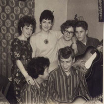 Bij Merkx in de Keelkampstraat  boven v.l. Frieda Claesen, José Haagmans, Miny Merkx, Nico Sormani voorgrond v.l. René Emmerich, Jan Kersten