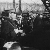 De oficiële ingebruikname van de brug, door burgemeester Starmans samen met oud-burgemeester Beckers