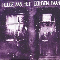 Het gouden bruidspaar voor hun versierde woning in de St Bavostraat 78 in de vijftiger jaren