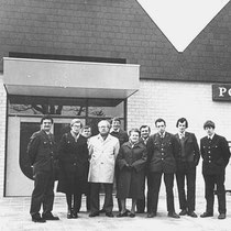 Personeel en postbestellers van het PTT Postkantoor in de Wilhelminastraat