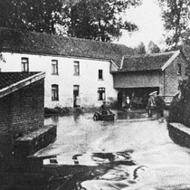 De Kathager molen tijdens een vaak voorkomende, overstroming van de Geleenbeek