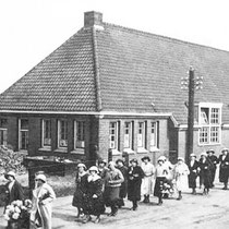 Met in hun kielzog de dames en heren deelnemers