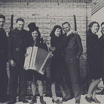v.l.n.r. Piet Kersten (getrouwd met Sefa Lempers) Engelse militiar (naam onbekend),  Thea Shumacher, Annie Kersten (getrouwd met Sjo Collaris, Engelse militiar (naam onbekend later getrouwd met Thea Shumacher), Sefa Lempers, Engelse militiar (naam onbeken