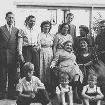 Familie Bloebaum 1956  staand van links naar rechts:  Gerrit Bloebaum, Henk Bloebaum, Lieske Bloebaum-Vromen, Tonny Bloebaum - Habets Kitty Wijnen - Bloebaum, Joep Zlobinsky, Trees Zlobinsky- Bloebaum  Achteraan: Jaap Bloebaum 