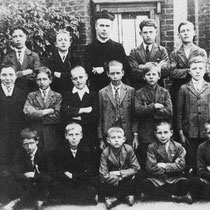Rector op het Root met patronaatsjongens in 1927