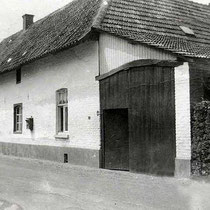 Tot 1938 lag aan de toenmalige Rijksweg Nuth-Meerssen in Hunnecum de boerderij van de families, Somers-Erven en later Somers-Pinckaerts.   De boerderijpoort rechts op de foto was de ingang naar het woonhuis van de familie Somers-Pinckaerts. 