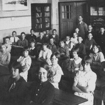 Meester Grootjans met klas 5,6 en 7 in 1934 - 1935