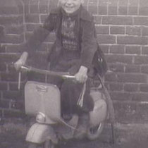 Jaarlijks kwam een fotograaf langs de scholen, met in dit geval een scootertje, om foto's te maken
