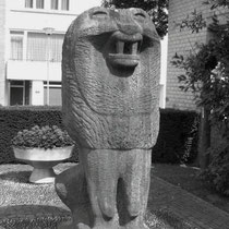 Na de restauratie en verplaatsing van het monument op 17 september 1988, bij het tegenwoordige gemeente huis......