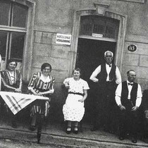 Deze foto is gemaakt voor café Henssen onderaan de Schuureikenweg (waarschijnlijk eind jaren 40 ). Op de foto staan v.l.n.r. Lies Gerits (onderwijzeres te Hoensbroek, 1917 -1981), onbekend, Marie Gerits-Cobben (1893-1976), Anna Gerits (1901-1972),