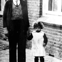 Henk Bloebaum en zusje Trees in de Bavostraat rond 1938  (met dank aan Henk Bloebaum j.r.)