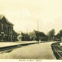 In de eerste jaren waren de perrons niet verhard, waardoor treinreizigers bij slecht weer in de modder stonden.