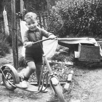 Jean Wasserman 1953. Achter in de tuin in de Tiendstraat