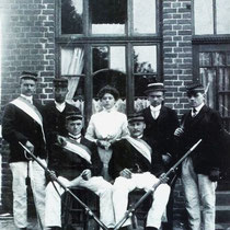 Schutterij Vaesrade 1908  Op 1 oktober 1897 werd de geweerdragende schutterij opgericht door de heren, M. Smeets, M. America en J.M. America. Gezien de voornaam van twee van de oprichters,  te weten Martien, werd de schutterij St. Martinus genoemd.