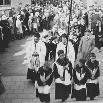 Kindercommunie processie jaren '30 met o.a.  Pastoor Ritzen, Kapelaan Janssen en Rijksveldwachter Jagersma