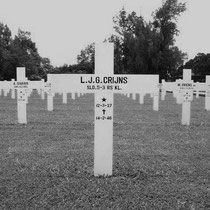 Leonard Jozef Gregorius Crijns  Rang Sld.5-7-RS   gesneuveld op 14-02-1946 in Pangkalpinang   begraven op het Nederlands ereveld Pandu te Bandung Indonesië 