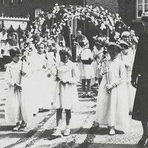 Processie op 13 mei 1956 in Vaesrade. Bruidjes o.l.v. onderwijzeres Jeanne Grootjans