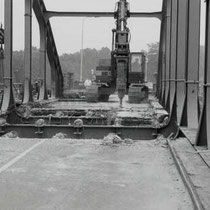 Ongeveer dezelfde foto, maar nu 55 jaar later bij de sloop !  In 1986 werd er een enorme brede scheur ontdekt in deze brug, vermoedelijk ontstaan door het vele (vracht)verkeer.  Renovatie bleek te duur en in 1990 werd de brug gesloopt