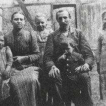 1900 Boerenhoeve van Albert America e.v. Elisabeth Meulenberg in de Rozenstraat 1, met kinderen, Henriëtte, Josephina, Jaques en Anna