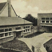 Als voorbereiding voor de "grote" school,was er voor zowel voor jongens als voor meisjes,de "bewaarschool" (kleuterschool) 