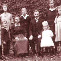 Het gezin De Hey uit Friesland, v.l.n.r. Berta, Jan, Hendrika, Grietje, Gerard, Kornelis, Wiegertje, Margaretha en Johanna (Jan en Wiegertje zijn in Nuth geboren)