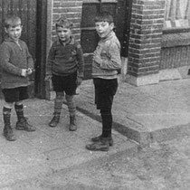 kinderen voor warenhuis Maes