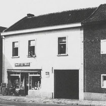 Winkel van Henk en Lenie Bosman - Weusten, in het middenraam, Frans en Wim Bosman Rechts Tante Bertha