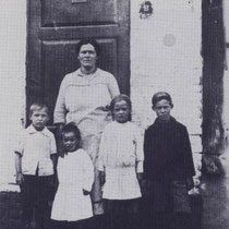 Marie Franssen - Damoiseaux met kinderen, v.l.n.r. Albert, Clement, Mai, en Hub Rozenstraat 11 in 1925