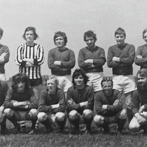 bovenste rij v.l.n.r.  Wim Habets, Ton van Eert, Jean Nijsten, Jackie Claessen, Grietus Evers, Jim Boerboom.  ondertste rij v.l.n.r.  John Janssen, Jan Lennaerts, Jan Cremers, Hub Bemelmans, Hans Claessen, Jean Pierre Cremers   (Met dank aan Jean Pierre)