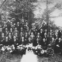 In Nuth woonden toen al verschillende muzikanten, maar die speelden ergens anders in een orkest. Veel muzikanten speelden in Amstenrade . Zij besloten wat dichter bij huis te blijven en zelf een harmonie in Nuth op te richten.  
