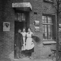 De familie Curfs-Eurlings dreven een winkel in koloniale waren in Nieuwdorp (Bavostraat)