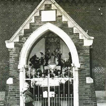 De kapel in Grijzegrubben, met Jos Ritzen in 1959  (met dank aan Jos Ritzen)