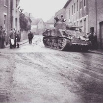 Sherman tank in de Kerkstraat, met links café Giel Harst