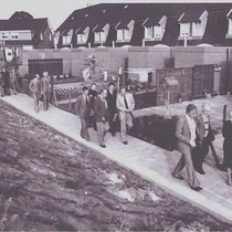 Rondgang aan de achterkant ven de gerenoveerde woningen, aan de Bavostraat in 1980