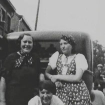 Links Anna Schoumakers met Maria Slangen voor Troutje Kersten